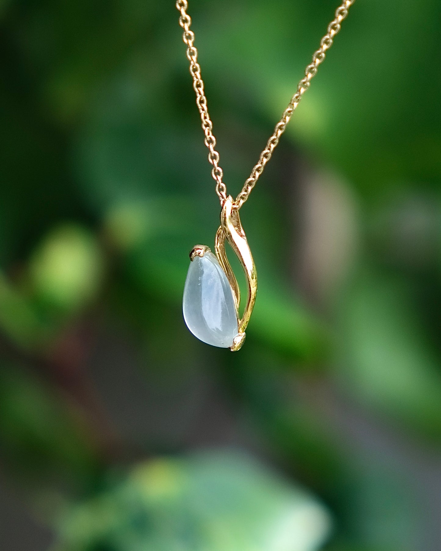 EXCEPTIONAL Blue Bloom – Glassy Jade Tulip Pendant (18K Gold)