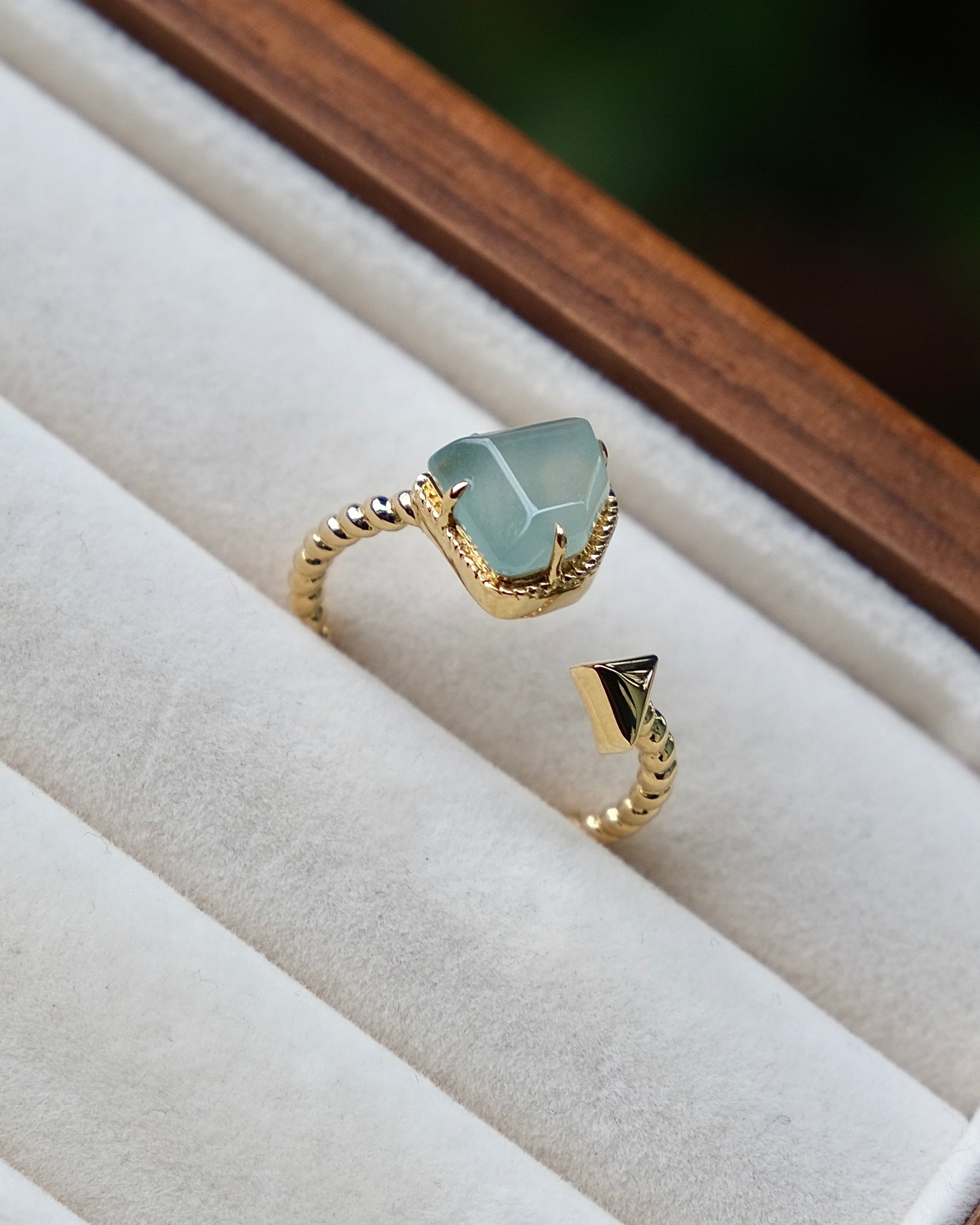 Glacier Curve Jade Ring (18K Gold)