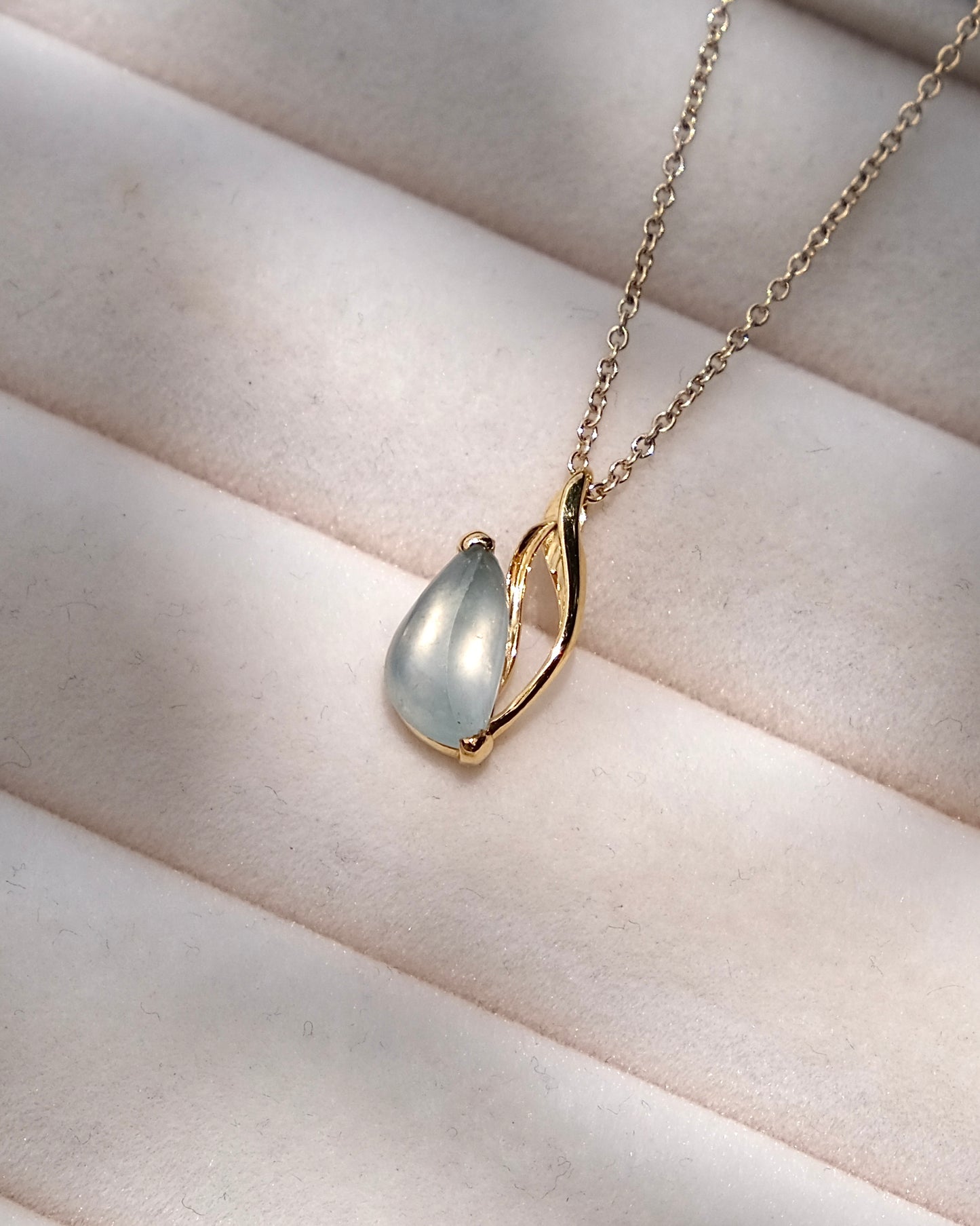 EXCEPTIONAL Blue Bloom – Glassy Jade Tulip Pendant (18K Gold)