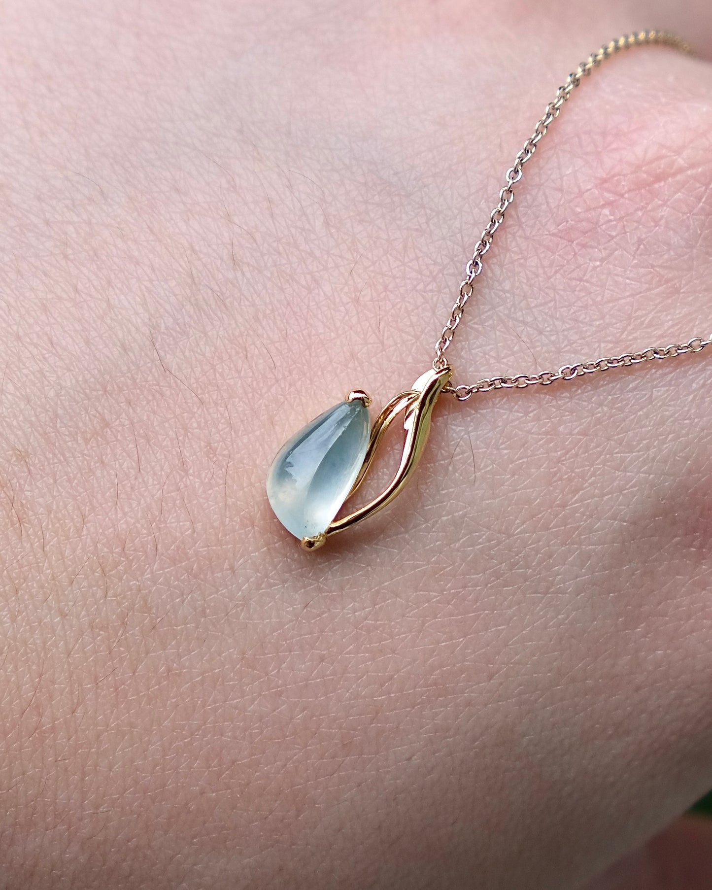 EXCEPTIONAL Blue Bloom – Glassy Jade Tulip Pendant (18K Gold)