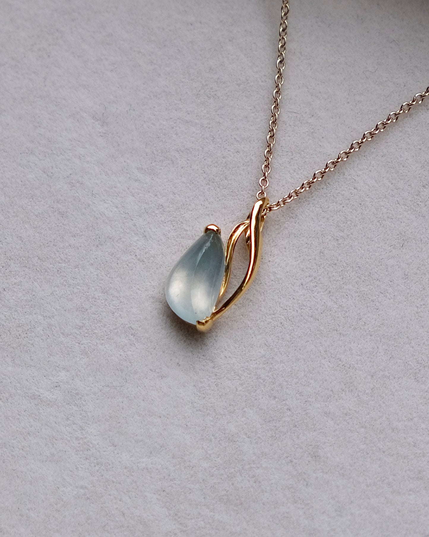 EXCEPTIONAL Blue Bloom – Glassy Jade Tulip Pendant (18K Gold)
