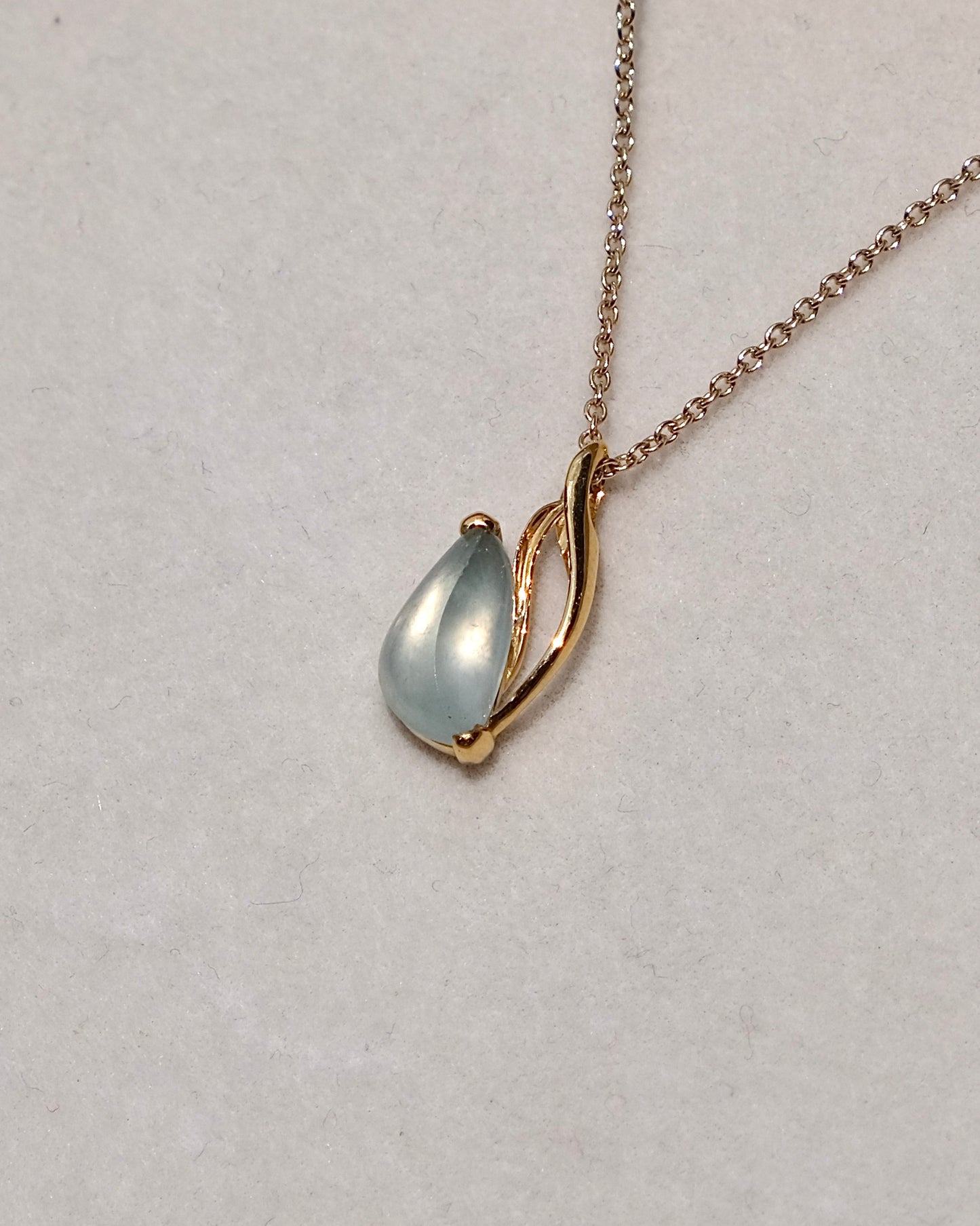 EXCEPTIONAL Blue Bloom – Glassy Jade Tulip Pendant (18K Gold)