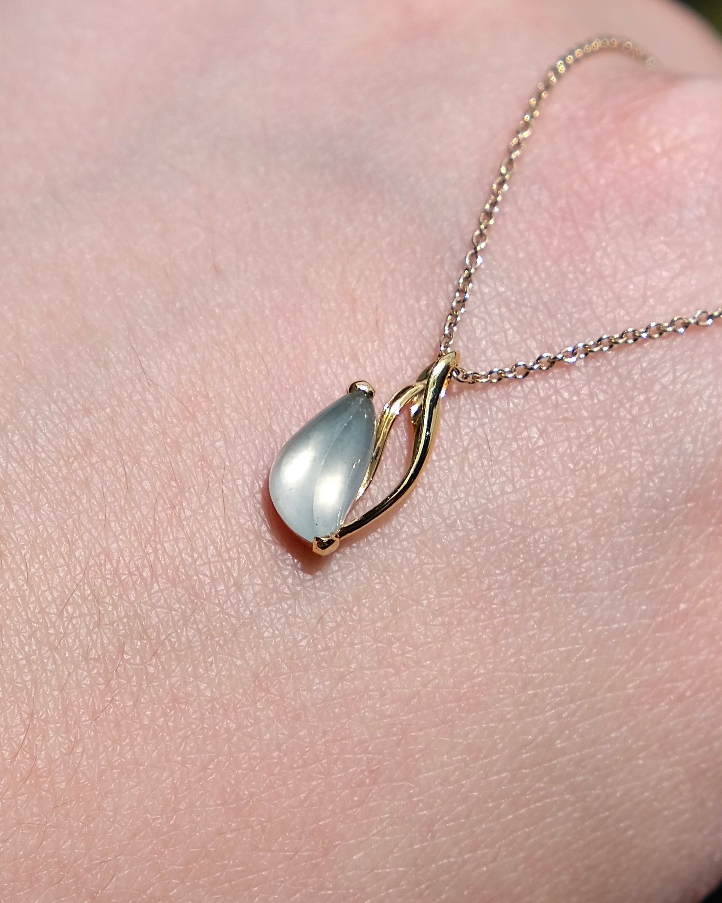EXCEPTIONAL Blue Bloom – Glassy Jade Tulip Pendant (18K Gold)