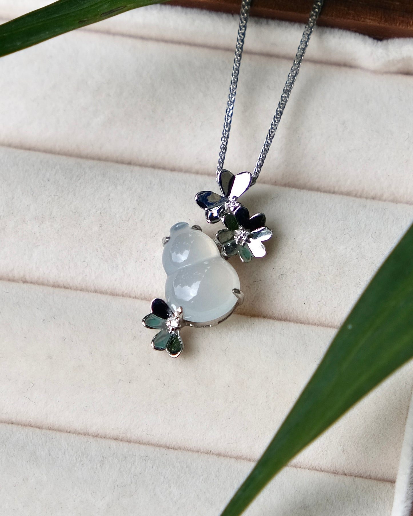 Lumière Hulu - Jade Pendant