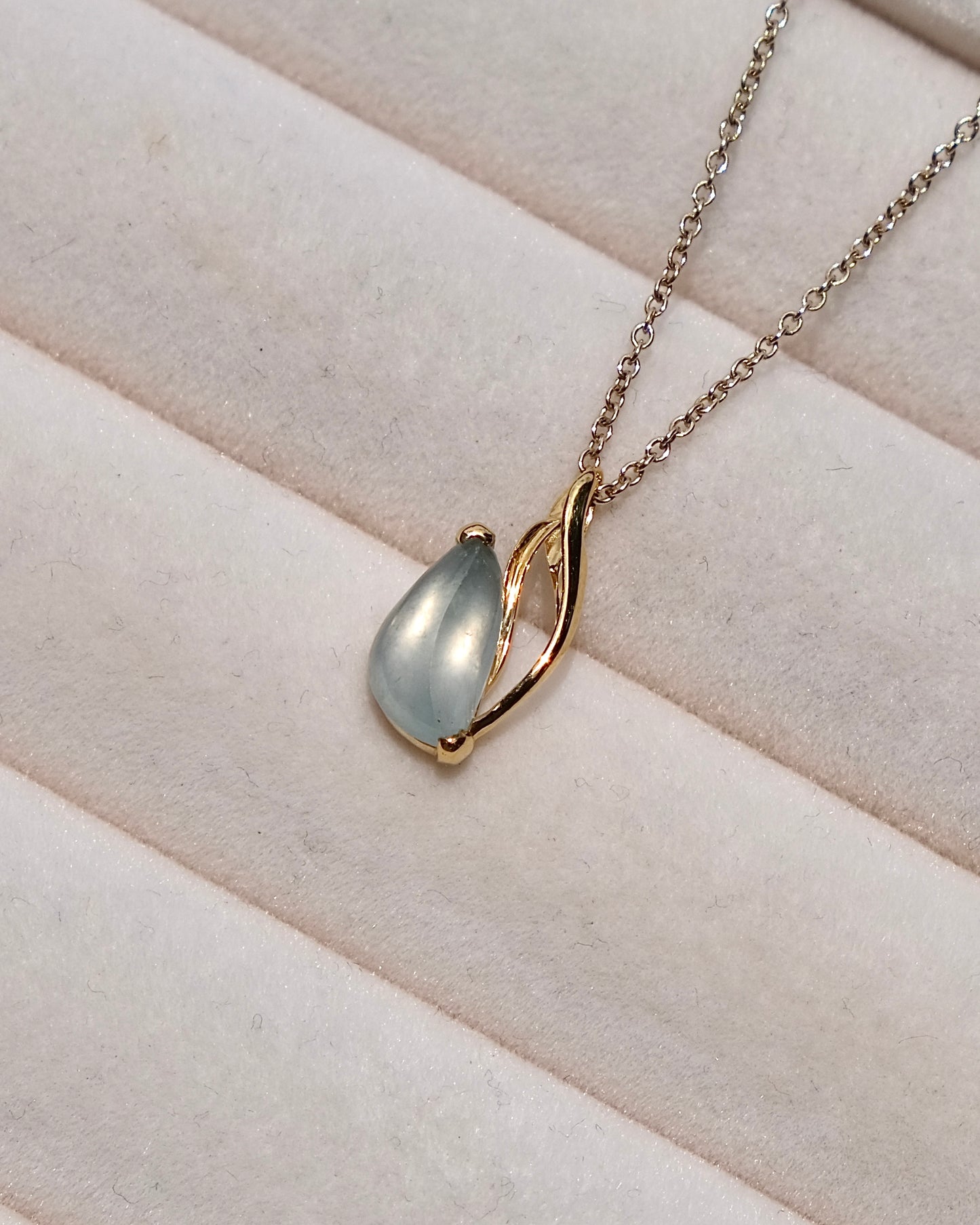 EXCEPTIONAL Blue Bloom – Glassy Jade Tulip Pendant (18K Gold)