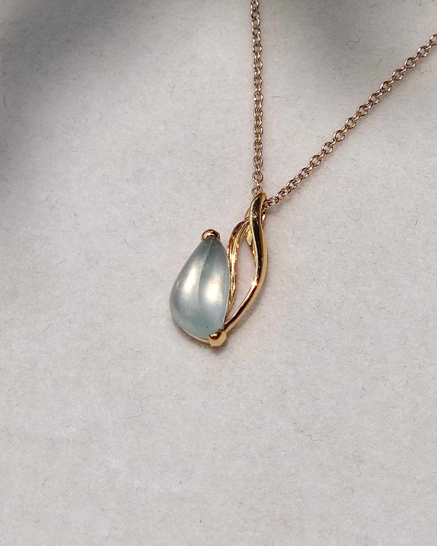 EXCEPTIONAL Blue Bloom – Glassy Jade Tulip Pendant (18K Gold)