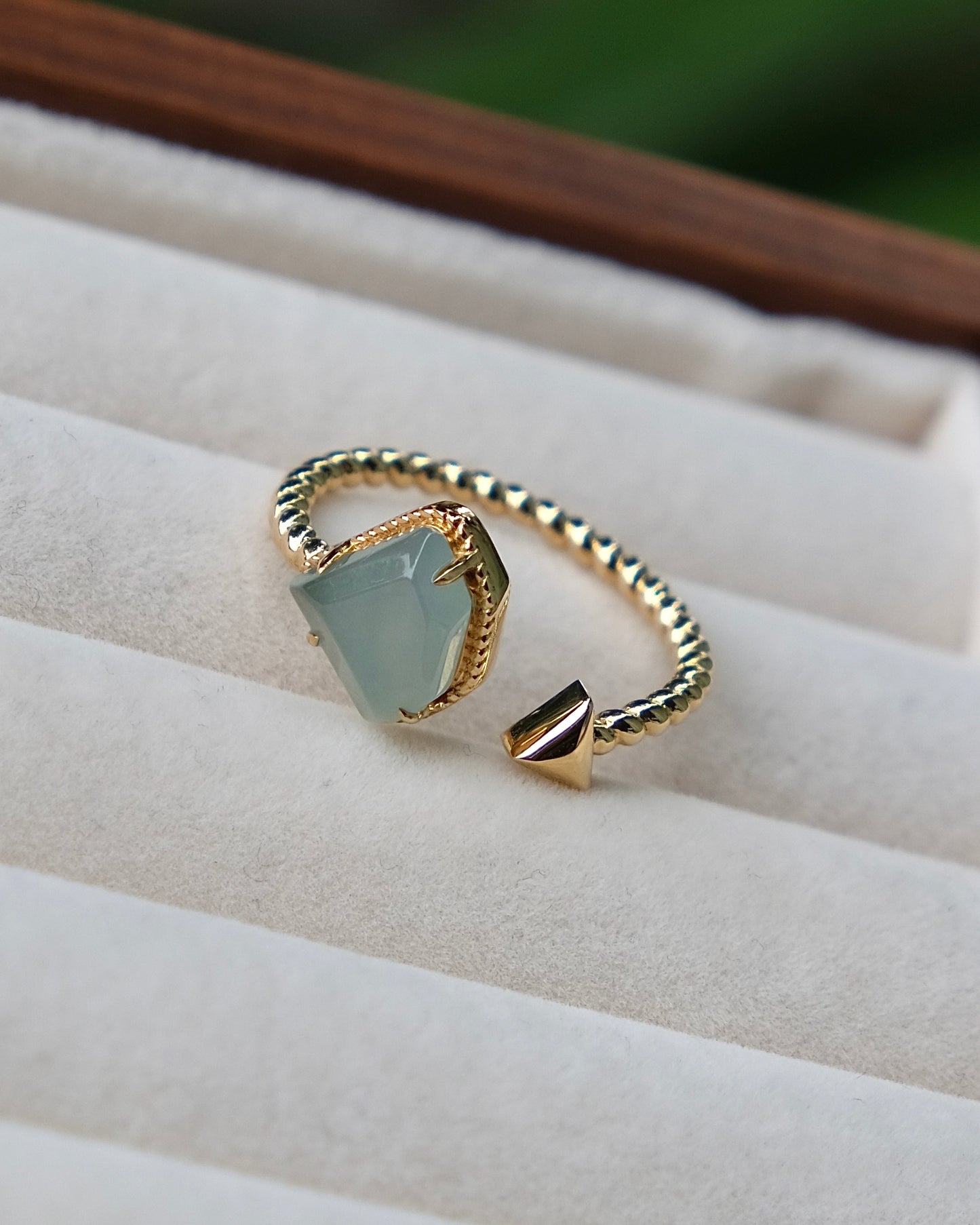 Glacier Curve Jade Ring (18K Gold)