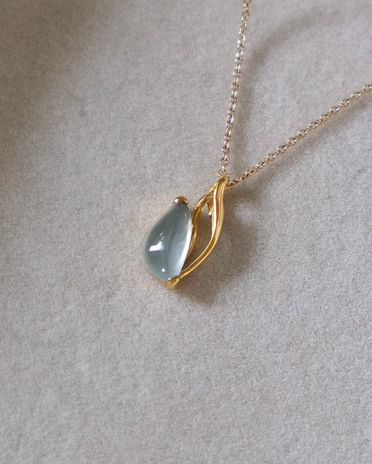 EXCEPTIONAL Blue Bloom – Glassy Jade Tulip Pendant (18K Gold)