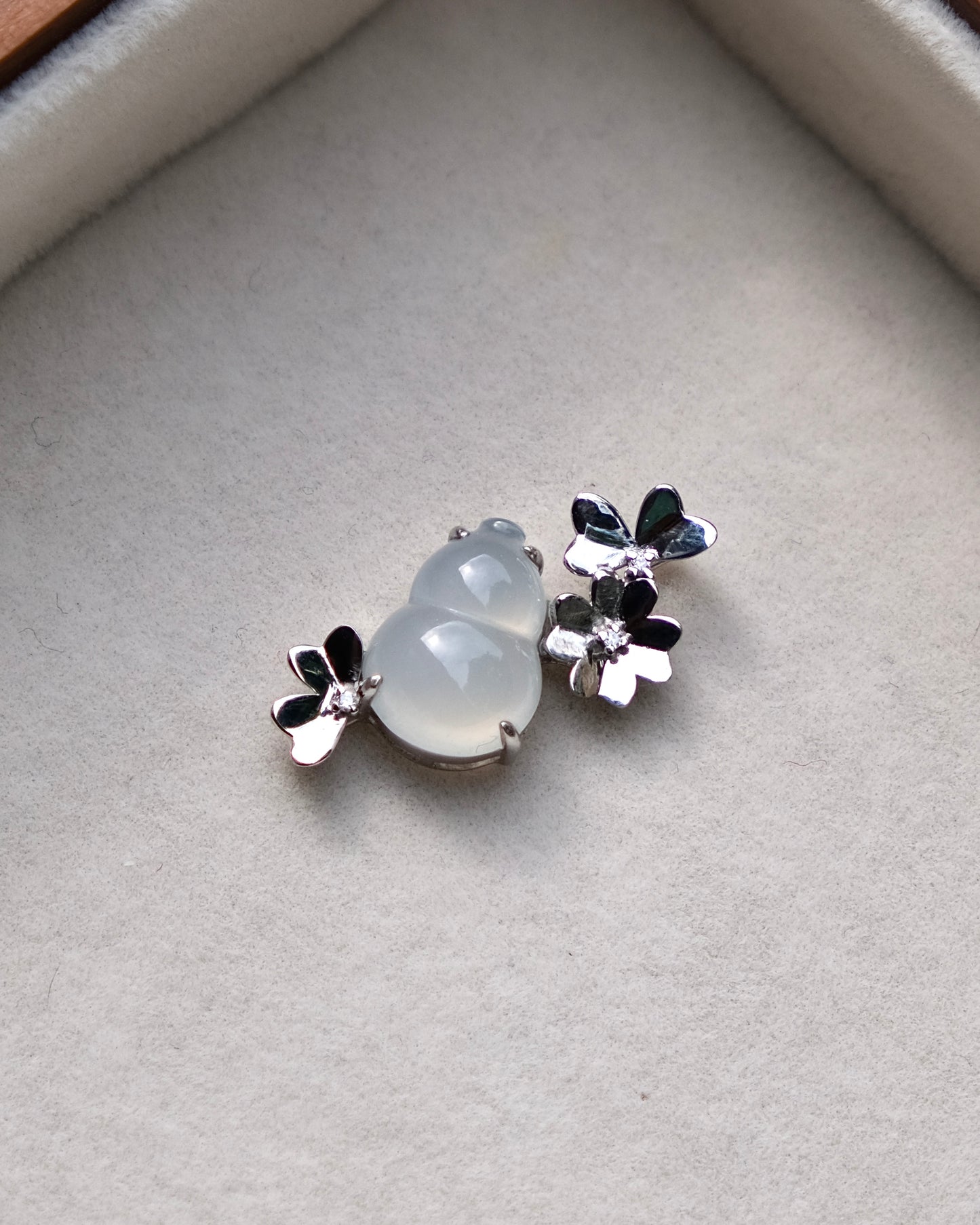 Lumière Hulu - Jade Pendant