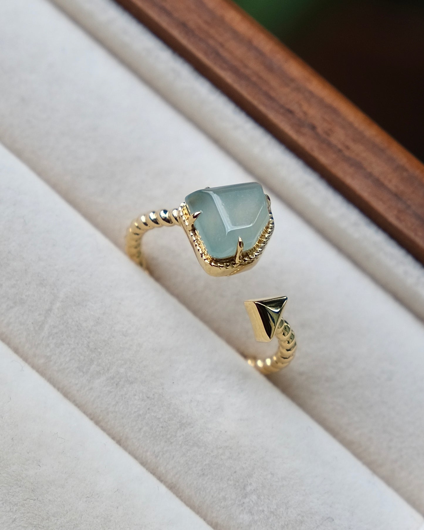 Glacier Curve Jade Ring (18K Gold)