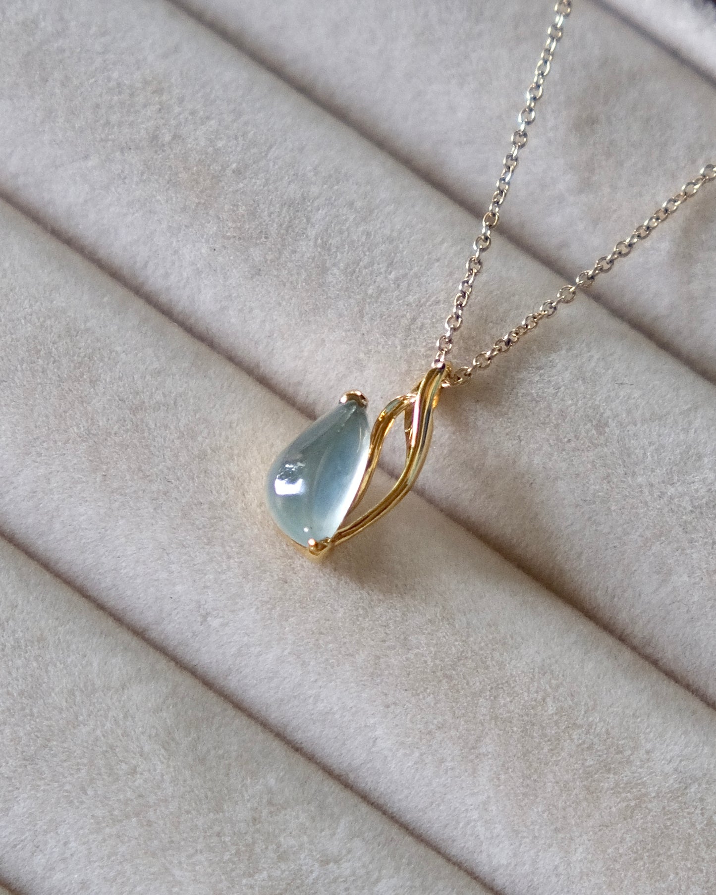 EXCEPTIONAL Blue Bloom – Glassy Jade Tulip Pendant (18K Gold)