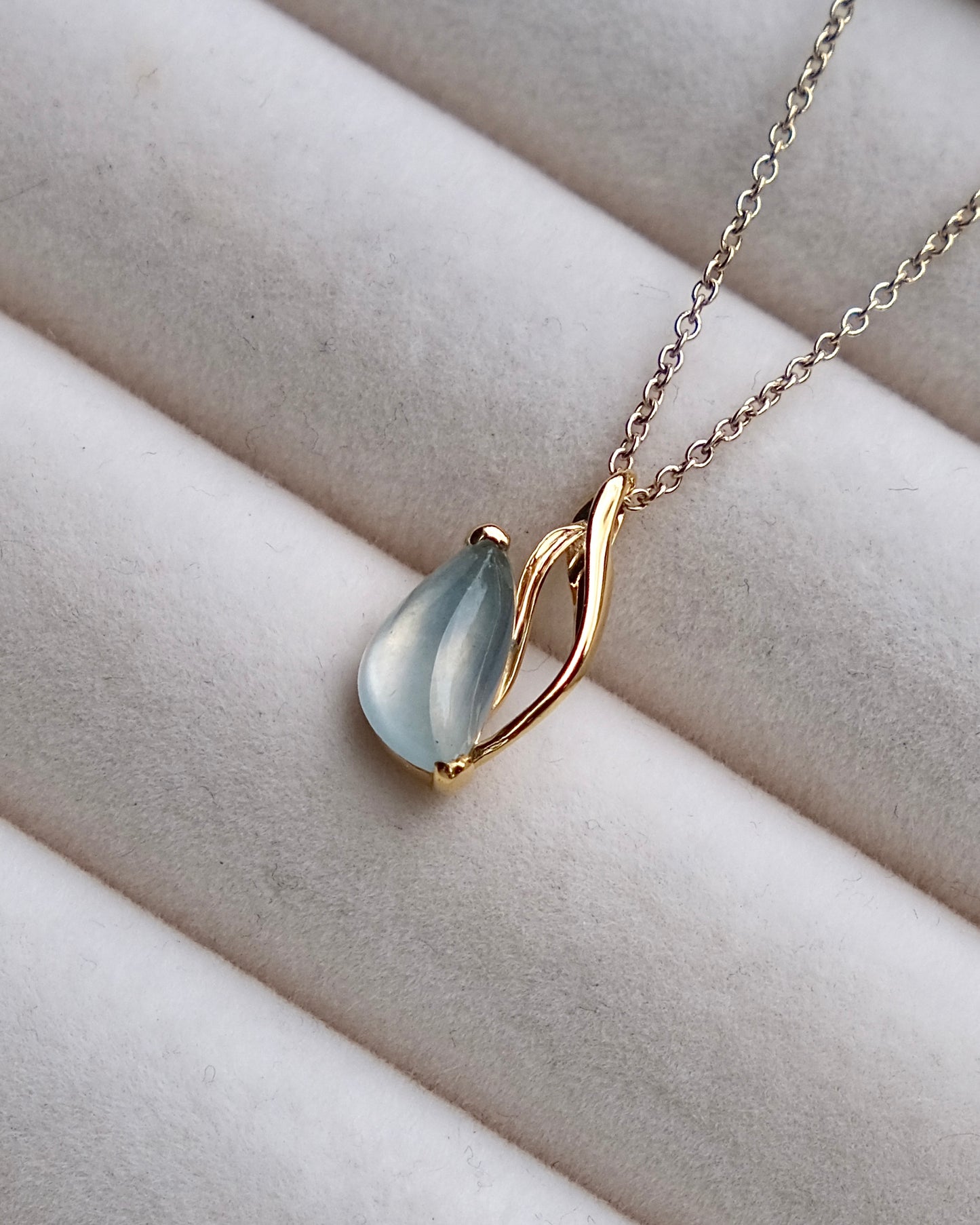 EXCEPTIONAL Blue Bloom – Glassy Jade Tulip Pendant (18K Gold)