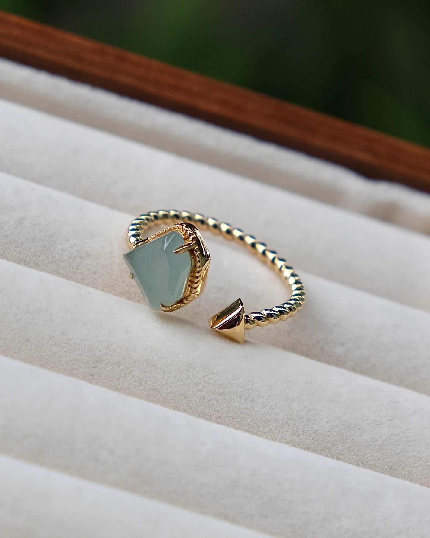 Glacier Curve Jade Ring (18K Gold)