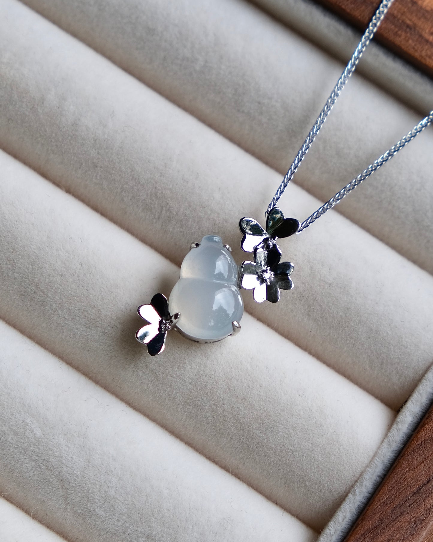Lumière Hulu - Jade Pendant