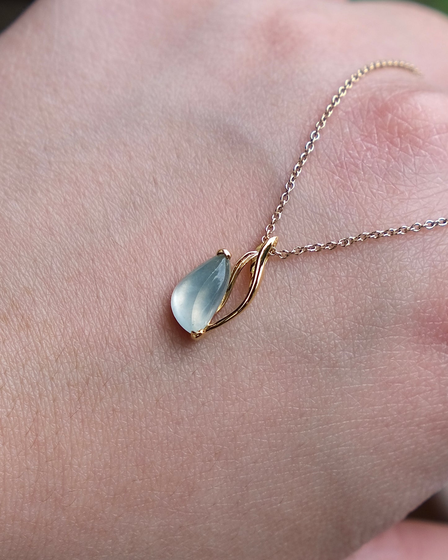 EXCEPTIONAL Blue Bloom – Glassy Jade Tulip Pendant (18K Gold)
